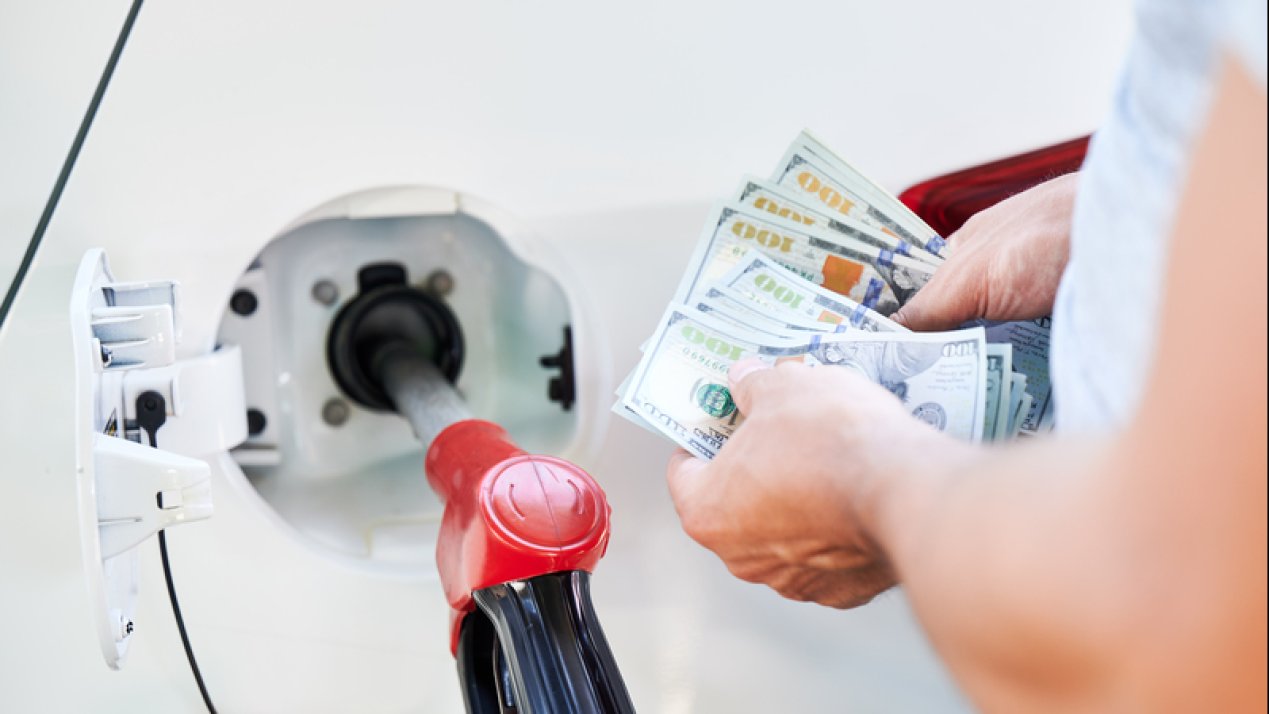 Sheinbaum Proposes Gasoline Price Cap Amid Market Challenges