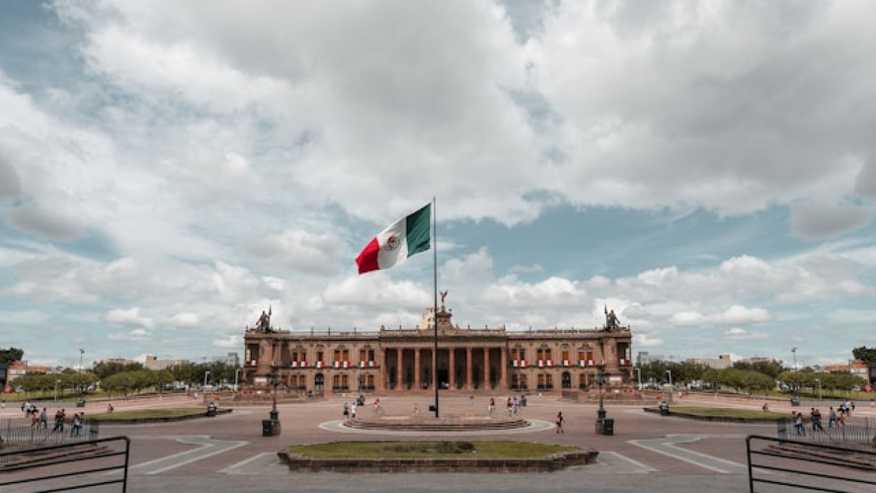 Peso Rebounds After US-Mexico Tariff Pause, Uncertainty Remains