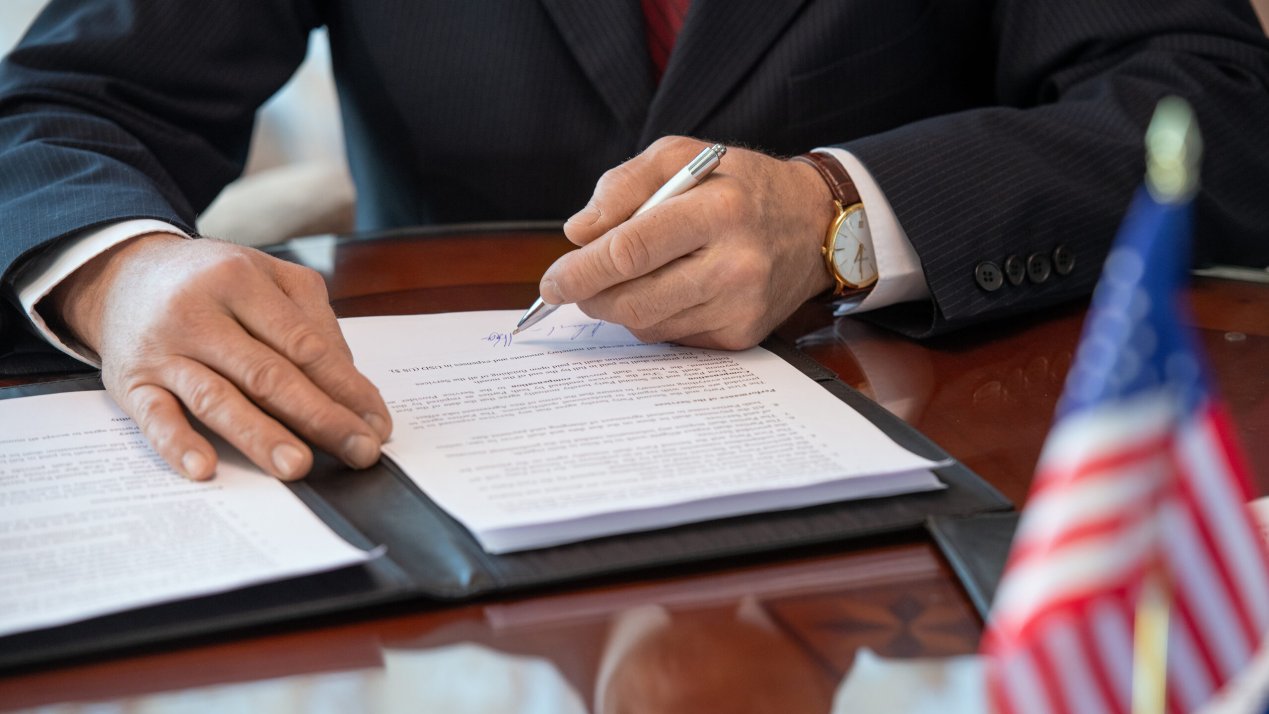 Trump Signs Order Easing Auto Tariffs, Adds Manufacturer Relief