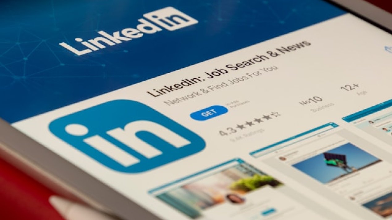 LinkedIn Enhances Job Search with AI