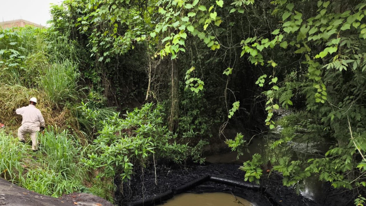 Oil Spill Forces Water Shutdown in Veracruz; Cleanup Underway