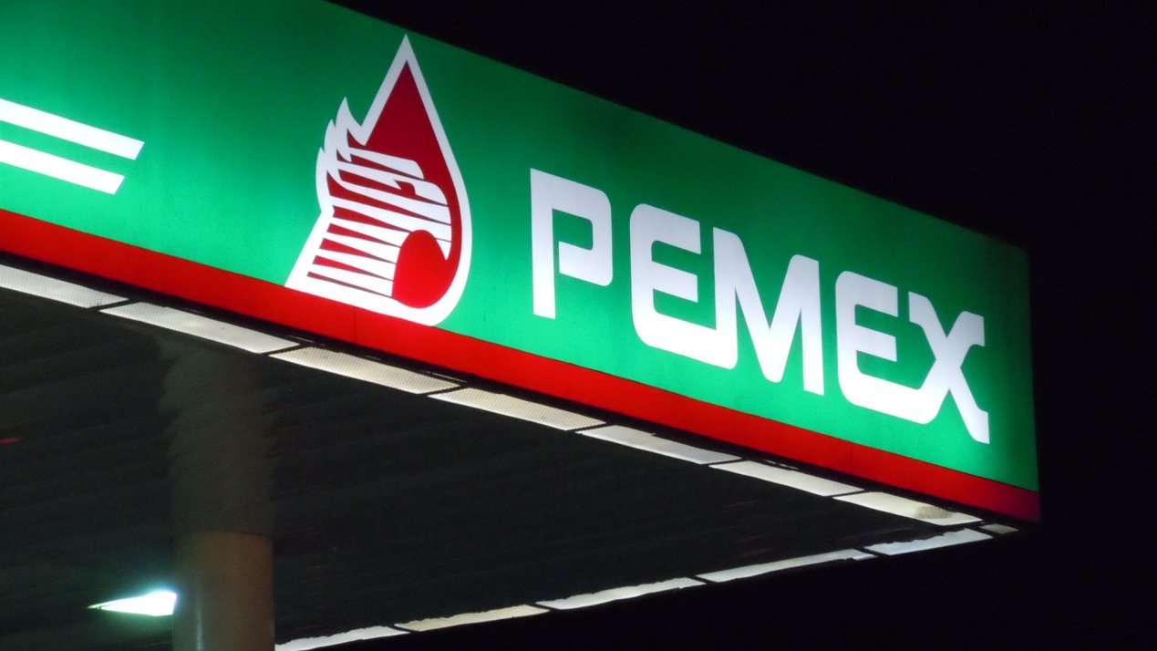 Sheinbaum Backs PEMEX Restructuring, Hints at Possible Layoffs