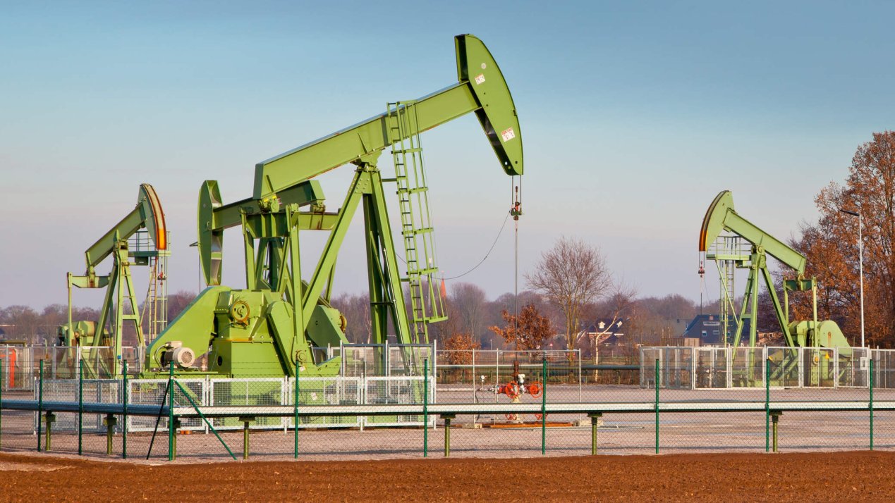 Oil Prices Drop Despite New Sanctions and US Threats on Russia