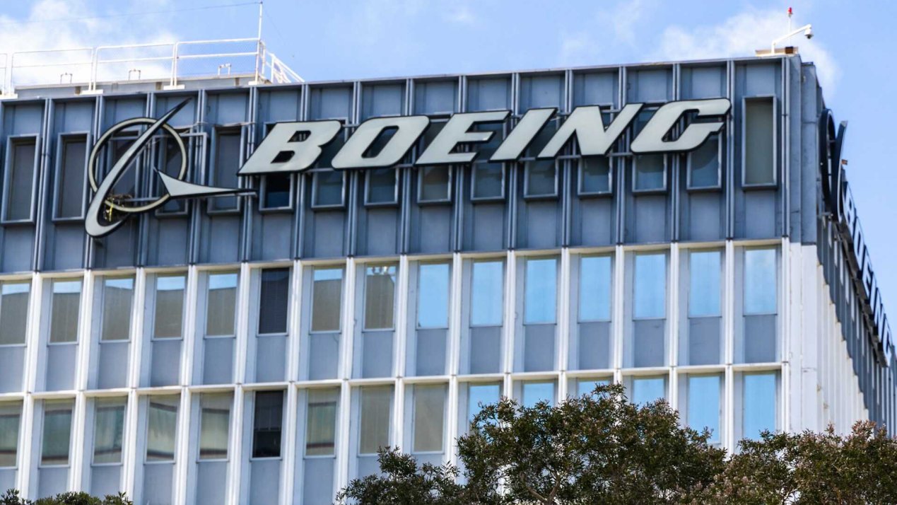 Boeing CEO Marks Year of Wins Amid Ongoing Challenges