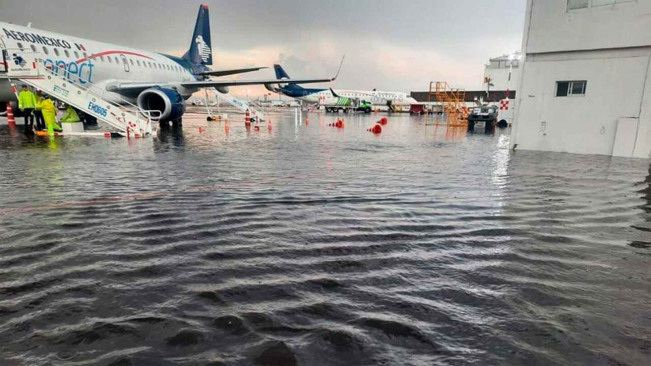AICM Faces Disruption by Heavy Rain; Aeroméxico Urges Repairs