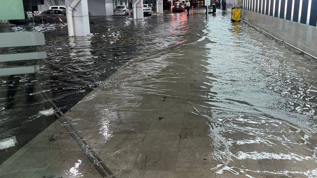 AICM Faces Delays After Heavy Rain Forces Two Closures