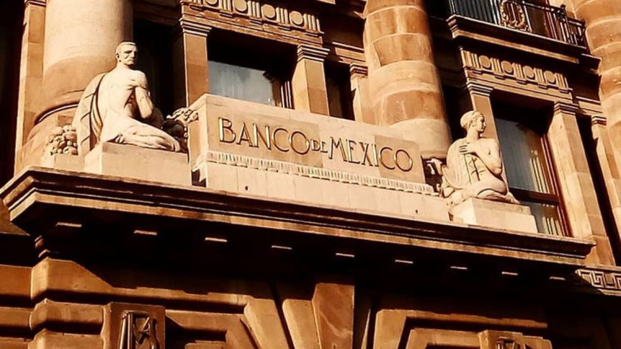 Banxico Hints at Pause in Easing Cycle, Holding at 7.0%