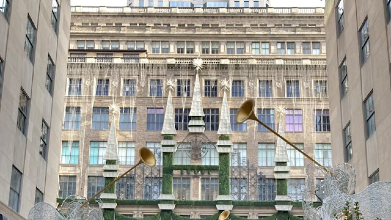 Saks Seeks US$1 Billion Loan for Potential Bankruptcy Filing