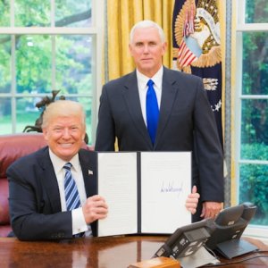 US Court Temporarily Reinstates Trump’s Tariffs 