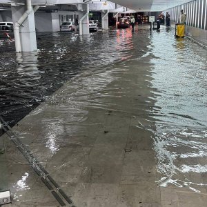 AICM Faces Delays After Heavy Rain Forces Two Closures