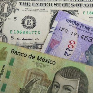 Peso Strengthens for Fifth Straight Session as Dollar Retreats