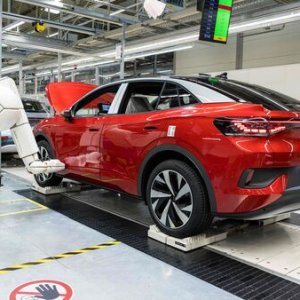 EU Auto Policy Shift Extends Hybrids but Keeps EVs Central