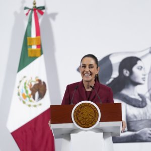 Mexico Advances Plan for 40-Hour Week, Increases Minimum Wage
