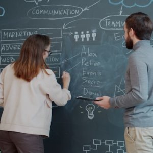 AI, Data, Talent Pressures Redefine Organizational Strategy