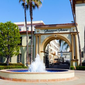 Paramount Launches Bid for Warner Bros, Challenging Netflix