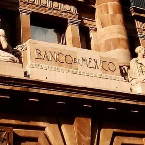 Banxico Hints at Pause in Easing Cycle, Holding at 7.0%