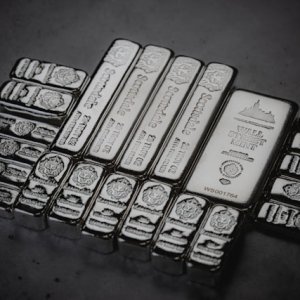 Silver Prices Drop Following Delay in US Critical Mineral Tariffs